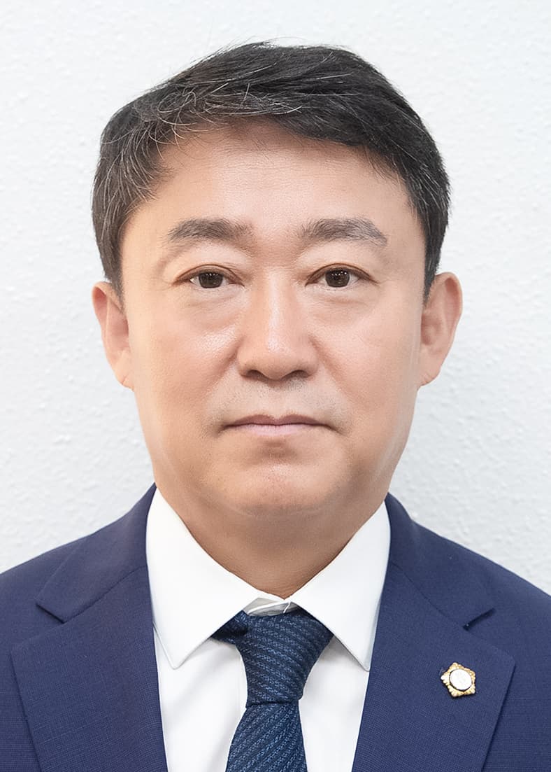 김우민